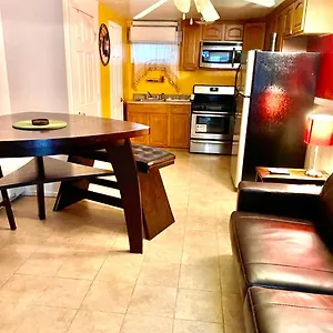 Habitación en casa particular Large 3-bedrooms/2-bath Apt, One Block To Train, Nueva York